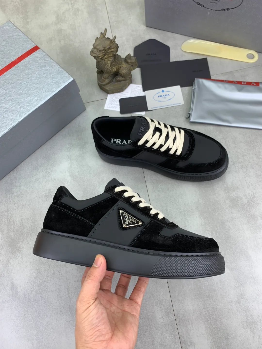 Men's shoes 💰P560💰 [New model] High version official website popular model is on the market, 🆘 Trendy brand (Prada) mainly promotes popular model, avant-garde and versatile fashionable men's shoes private version mold opening, cowhide surface splicing 1:1.. Stylish and simple, original imported cowhide lining cowhide feet; the atmosphere and personality are more fashionable, eye-catching and pursuing class. It will subvert the old idea and be a must-have for fashion trendsetters with you! Must keep it for yourself! Tall and comfortable, large and low, high-end quality workmanship. Code number: 38-44 5⃣️colors available.